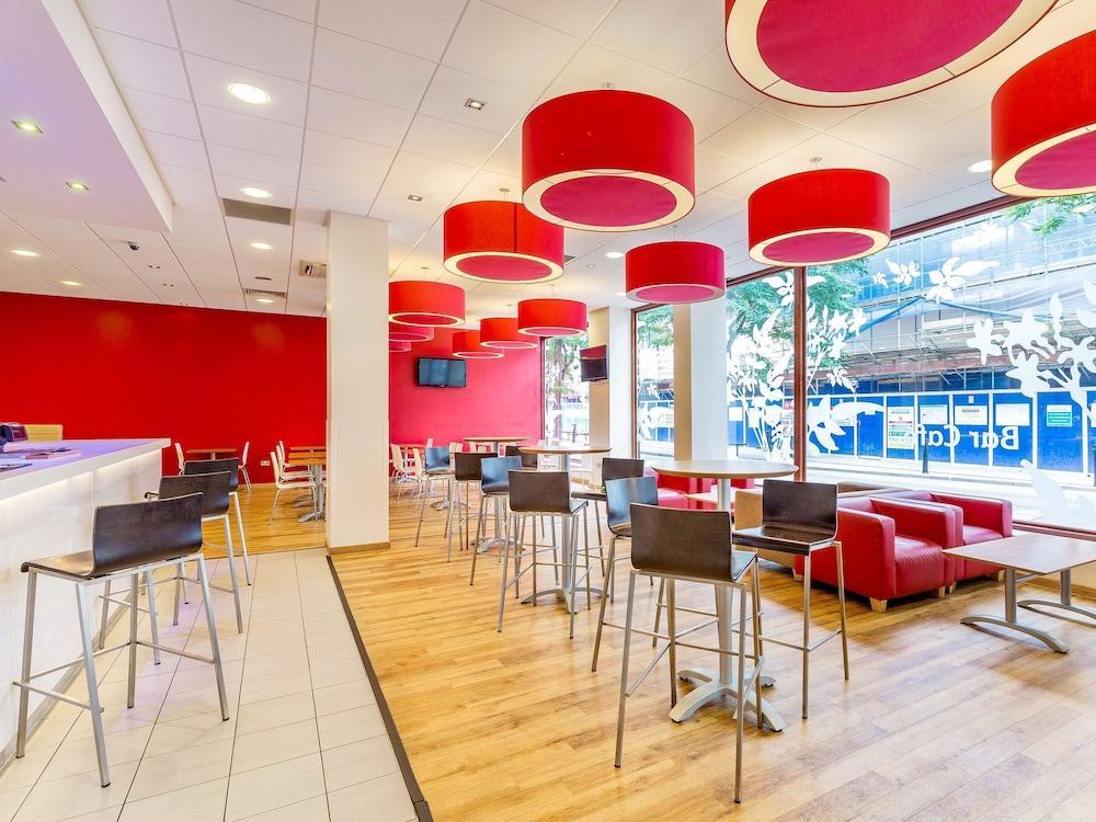 Travelodge London Woolwich Экстерьер фото