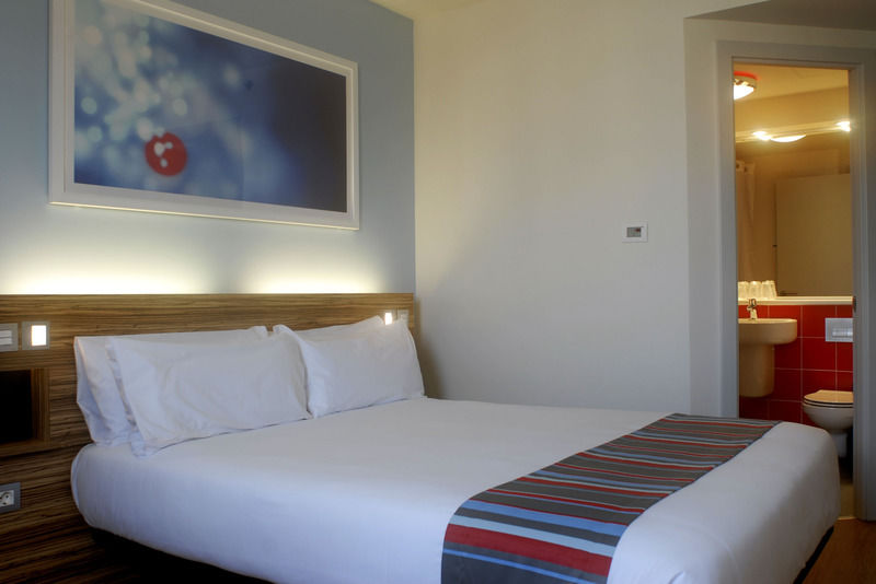 Travelodge London Woolwich Экстерьер фото