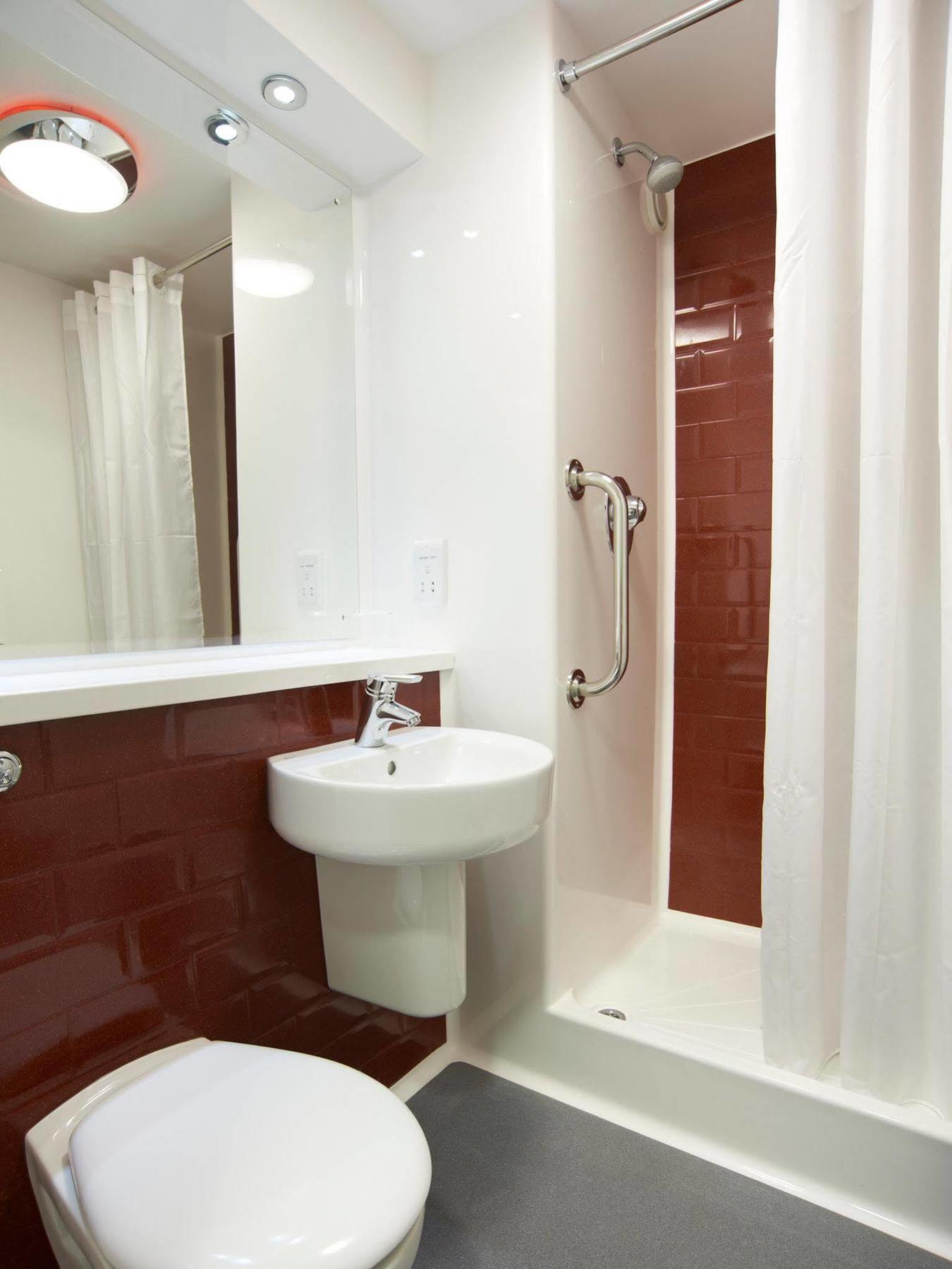 Travelodge London Woolwich Экстерьер фото