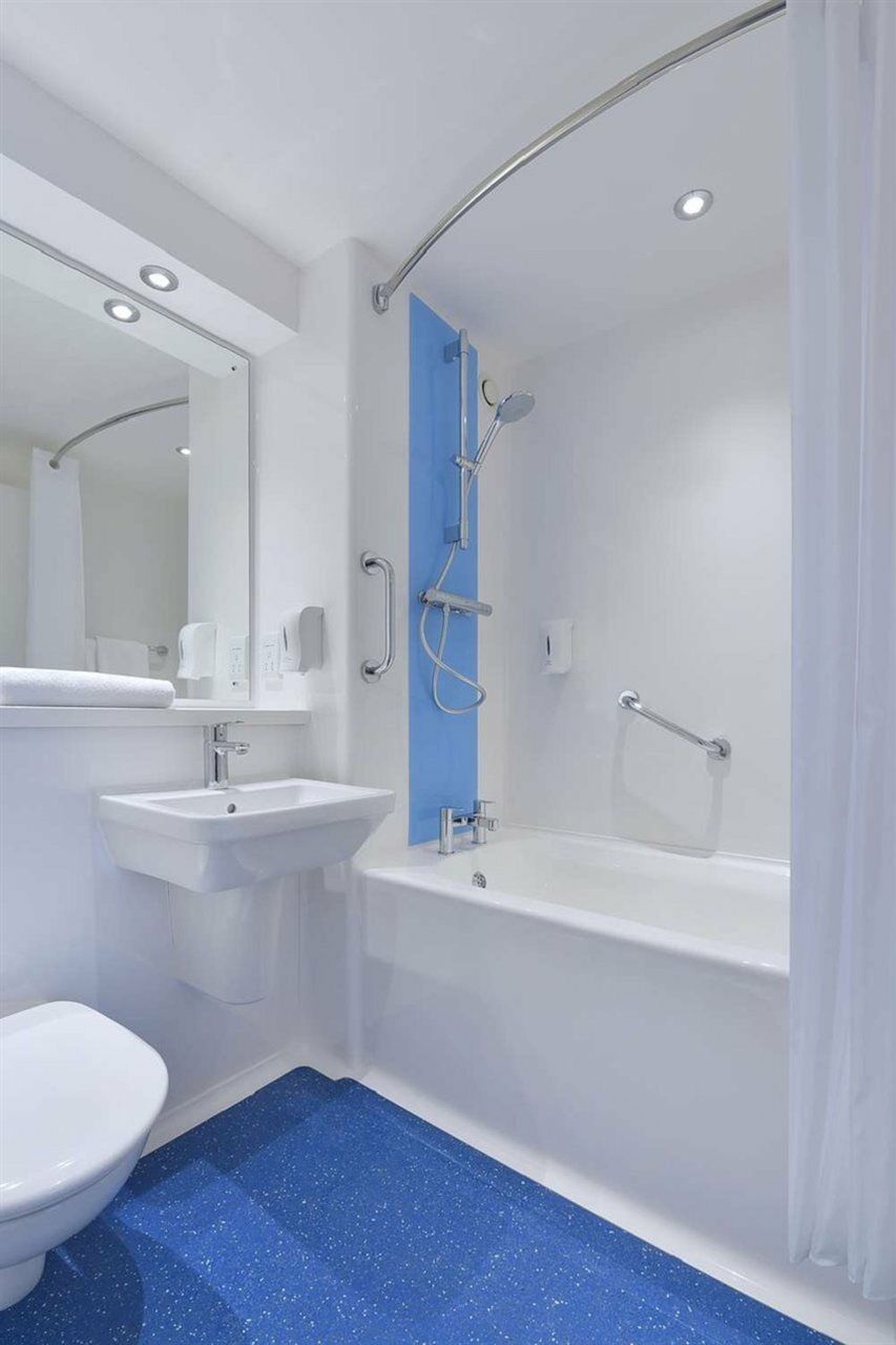 Travelodge London Woolwich Экстерьер фото